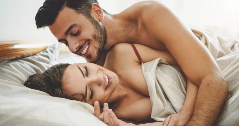 kobieta i mężczyzna przytulają się w łóżku